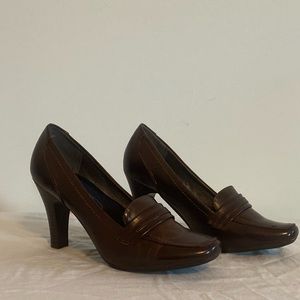 Brown heels, vintage looking, 3 1/2 inch heel, size 6, beautiful condition